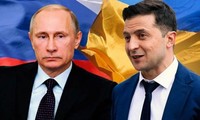 Binh sĩ Ukraine kiểm tra địa điểm xảy ra cuộc không kích của Nga ở Kiev hôm 26/2. Ảnh: AP.