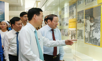 Đại biểu xem tư liệu, hình ảnh quý trong triển lãm mừng sinh nhật Bác. Ảnh: Bảo Hân