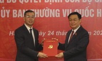 Chủ tịch Quốc hội Vương Đình Huệ đến dự hội nghị và trao quyết định cho ông Ngô Văn Tuấn. Ảnh Như Ý