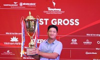 Chàng trai chỉ thích &apos;nói chuyện&apos; trên sân golf