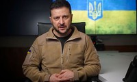 Lính Ukraine trên một chiếc xe tăng ở Bakhmut ngày 4/3. (Ảnh: Reuters)