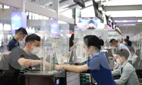 Nhu cầu đi lại dịp nghỉ lễ 30/4 - 1/5 tăng cao khiến vé may bay khan hiếm, giá tăng Ảnh minh hoạ: Phan Công