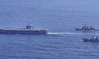 Tàu sân bay Carl Vinson của Mỹ tập trận cùng 2 tàu khu trục Hàn Quốc và Nhật Bản. (Ảnh: BQP Hàn Quốc)