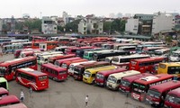 Người dân bỏ bến, ra đường đón xe trên quốc lộ 1, TP Thủ Đức. Ảnh: H.H
