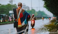 Từng bước chân của người bộ hành Thích Minh Tuệ đang được nhiều Phật tử dõi theo…