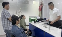 Học viên đến Trường trung cấp Quốc tế Sài Gòn làm việc về vụ việc bằng tốt nghiệp. Ảnh: Nhàn Lê