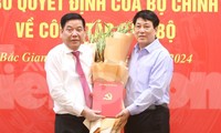 Thường trực Ban Bí thư Lương Cường trao quyết định và tặng hoa chúc mừng tân Bí thư Tỉnh ủy Bắc Giang.