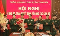 Thường vụ Đảng ủy Quân khu 4, Thường vụ Đảng ủy Quân sự tỉnh Thanh Hóa trao quyết định về công tác cán bộ