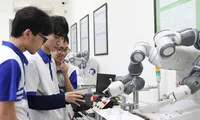 Sinh viên ngành công nghệ thực hành trong phòng thí nghiệm. Ảnh: HOA BAN