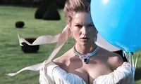 Loạt ảnh tôn ngực đầy &apos;bỏng mắt&apos; của siêu mẫu Anna Ewers