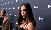 Alexis Ren phô ngực &apos;khủng&apos; khiến người nhìn đỏ mặt