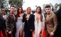 Dàn mỹ nhân diện mốt không nội y, khoe ngực đầy nóng bỏng tại Grammy 2020 
