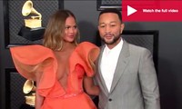 Chrissy Teigen ngực trần &apos;nảy lửa&apos;, sánh đôi chồng tại thảm đỏ Grammy 2020