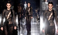 &apos;Chân dài đắt giá nhất thế giới&apos; mặc xuyên thấu, xẻ ngực sexy trên sàn catwalk 