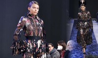 Chân dài Victoria&apos;s Secret để ngực trần diễn thời trang