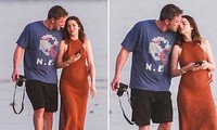 &apos;Bond Girl&apos; Ana de Armas &apos;thả rông&apos; vòng 1, dạo biển lãng mạn bên Ben Affleck