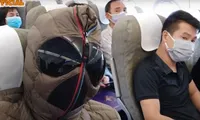 Xuân Bắc bịt kín như &apos;Người Nhện&apos; khi đi máy bay 