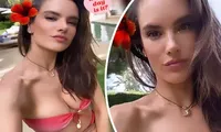 Cựu &apos;thiên thần nội y&apos; Alessandra Ambrosio trẻ đẹp mơn mởn với áo tắm quây bé xíu