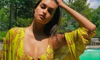 Siêu mẫu Brazil mặc áo bơi cắt xẻ thả dáng táo bạo &apos;khó đỡ&apos;