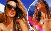 Alessandra Ambrosio chụp áo tắm tôn ngực căng đầy cực gợi cảm