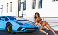 Jessica Naz mặc nội y ren trong suốt, tạo dáng đầy &apos;khiêu khích&apos; bên ô tô