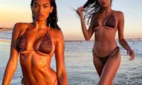 Kelly Gale nóng bỏng &apos;từng cm&apos; với bikini bé xíu