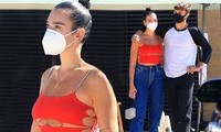 Dua Lipa mặc áo khoét xẻ lộ chân ngực nóng bỏng
