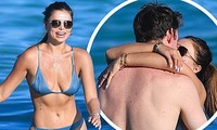 Brooks Nader &apos;đốt mắt&apos; người nhìn với bikini xanh &apos;mát mắt&apos;, ôm hôn mặn nồng chồng ở biển