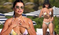 &apos;Gà cưng&apos; của tạp chí áo tắm danh tiếng Sports Illustrated &apos;bốc lửa&apos; với bikini ở biển