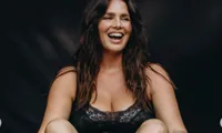 Người mẫu ngoại cỡ Candice Huffine trình diễn nội y nóng bỏng