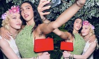 Con gái Madonna khoe ảnh selfie cùng mẹ, vô tư lộ &apos;violong&apos; vùng nách kém duyên