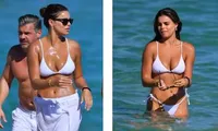 Mẫu áo tắm Brooks Nader cực nóng bỏng với bikini ở biển