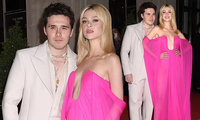 Vợ Brooklyn Beckham khoe ngực táo bạo tại Met Gala