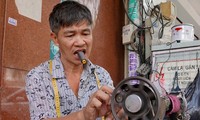 Nghề &apos;lụm bạc cắc&apos; nhưng hốt bạc dịp cuối năm của đôi vợ chồng khuyết tật ở TPHCM