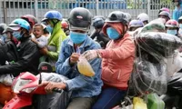 &apos;Chuyến về quê ăn Tết&apos; trị giá 20 triệu đồng đầy nước mắt của công nhân