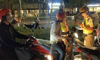 Đêm khuya, người vi phạm nồng độ cồn đòi CSGT TP HCM &apos;kiểm tra độ tỉnh táo&apos;