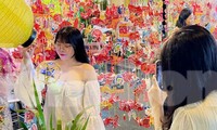 Giới trẻ rủ nhau &apos;check-in&apos; tại Phố lồng đèn ở TPHCM