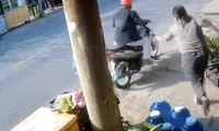 CLIP: Thanh niên mua 2 thùng bia rồi rú ga bỏ chạy, bà chủ đuổi theo ngã bị thương