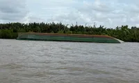 Sà lan chở 900 tấn đá lật, 1 thuyền viên mất tích