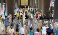 Khách du lịch đổ về Hạ Long dịp nghỉ lễ Giỗ Tổ Hùng Vương