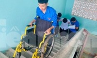 Xúc động hình ảnh tình nguyện viên bê xe lăn giúp thí sinh kịp giờ thi
