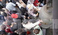 Khai hội Yên Tử: Người xin nước giếng tiên, người chen nhau chà tiền ở chùa Đồng