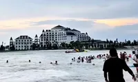 Dù lượn chao đảo rồi rơi xuống biển Hạ Long, du khách hoảng loạn