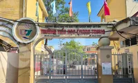Học sinh tiểu học đội nắng ở cổng trường vì đi học sớm: Xem xét học ngày 1 buổi