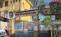 Học sinh tiểu học đội nắng ở cổng trường: Sẽ mở cổng trường cả trong giờ nghỉ trưa
