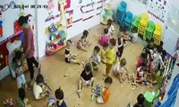Hình ảnh được cắt từ clip được cho là ghi lại việc cô giáo dùng nịt bắn vào người trẻ, nguồn: Facebook