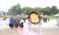 Đoàn đại biểu thanh niên Trung Quốc dâng hoa, viếng Chủ tịch Hồ Chí Minh 