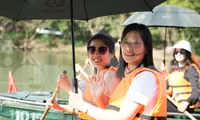 Đoàn Thanh niên Trung Quốc trải nghiệm chèo thuyền trên di sản Tràng An