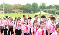 Đại biểu Cháu ngoan Bác Hồ báo công dâng Bác 