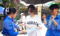 Thanh niên tình nguyện 'đội nắng' tiếp sức sĩ tử vượt vũ môn